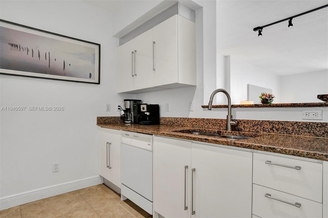 For Rent: $3,300 (1 beds, 1 baths, 846 Square Feet)