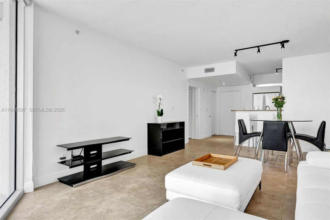 For Rent: $3,300 (1 beds, 1 baths, 846 Square Feet)