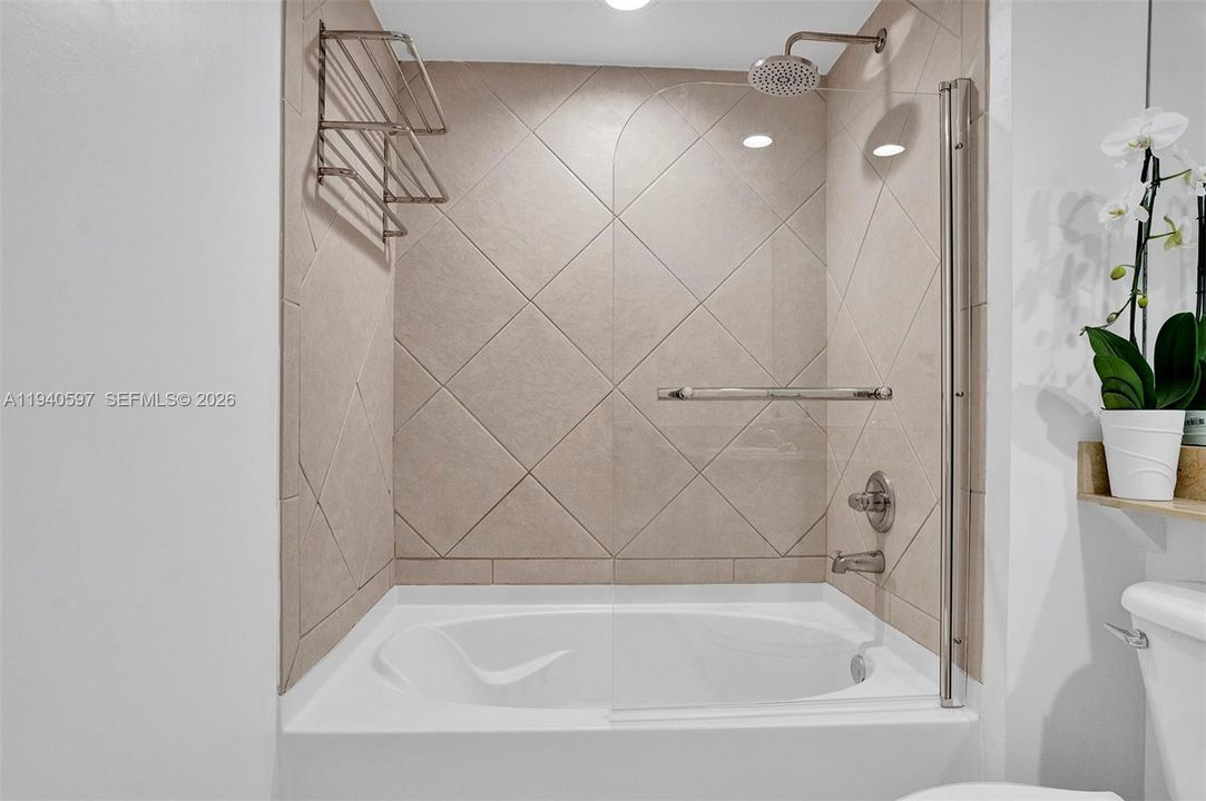 For Rent: $3,300 (1 beds, 1 baths, 846 Square Feet)