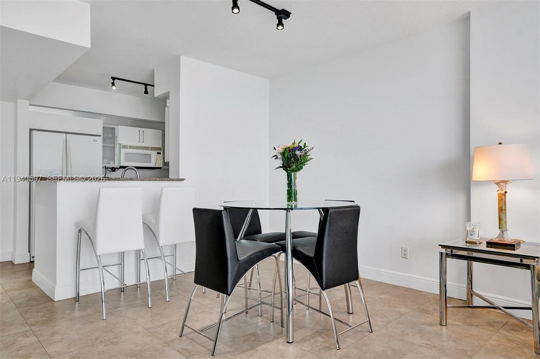 For Rent: $3,300 (1 beds, 1 baths, 846 Square Feet)