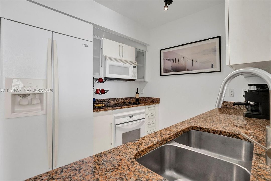 For Rent: $3,300 (1 beds, 1 baths, 846 Square Feet)