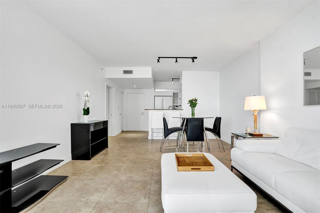 For Rent: $3,300 (1 beds, 1 baths, 846 Square Feet)