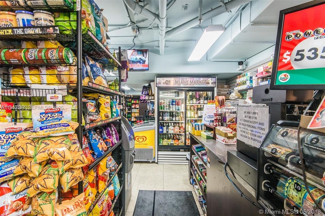 For Rent: $3,300 (1 beds, 1 baths, 846 Square Feet)