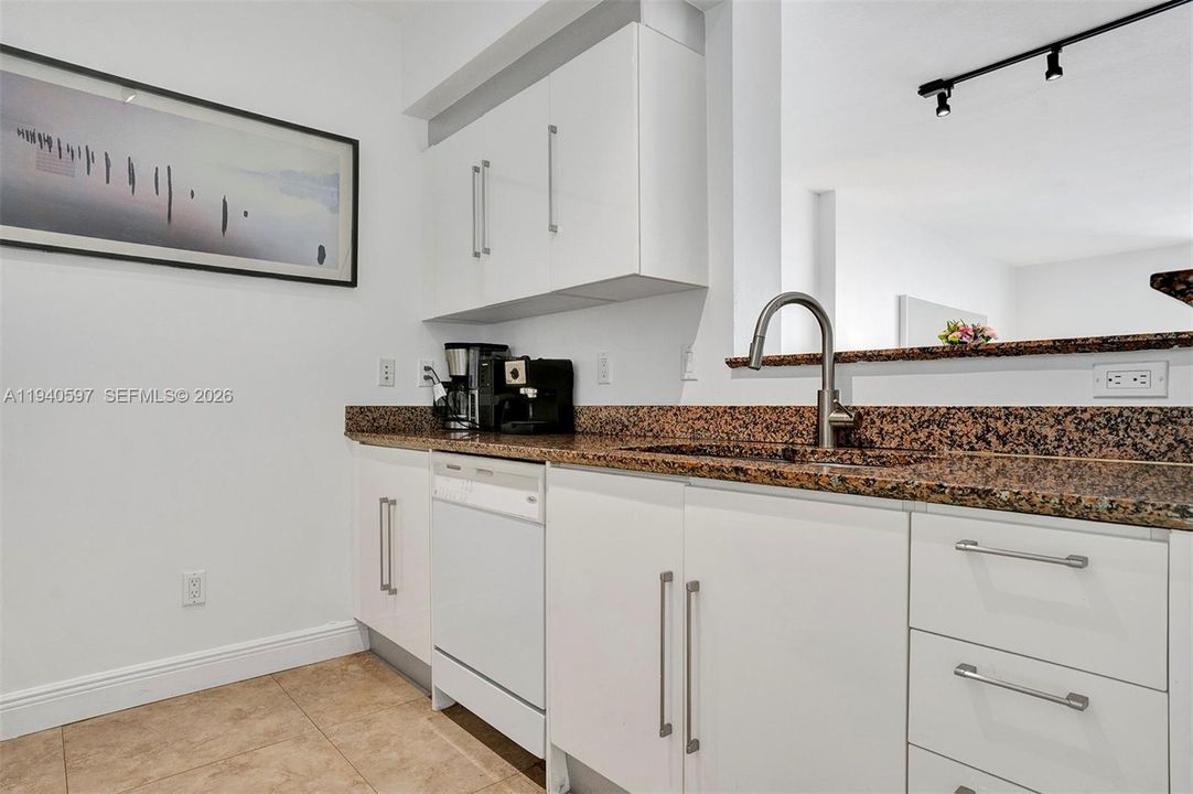 For Rent: $3,300 (1 beds, 1 baths, 846 Square Feet)