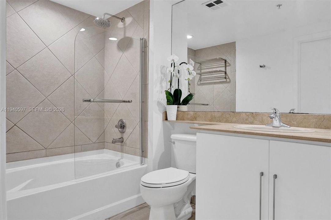 For Rent: $3,300 (1 beds, 1 baths, 846 Square Feet)