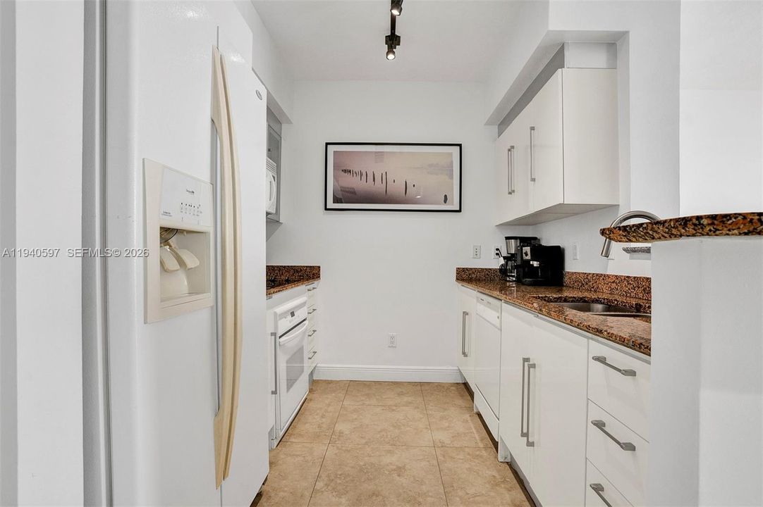 For Rent: $3,300 (1 beds, 1 baths, 846 Square Feet)