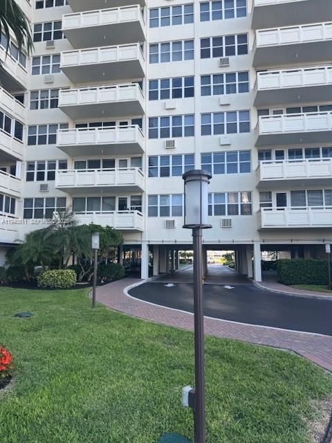Active With Contract: $229,900 (2 beds, 2 baths, 1120 Square Feet)