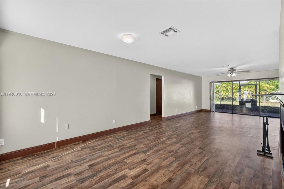 En Venta: $305,000 (3 camas, 2 baños, 1740 Pies cuadrados)