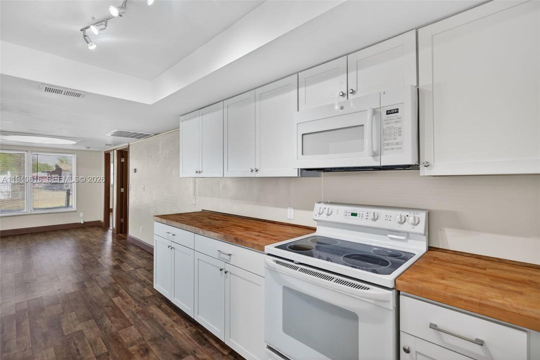 En Venta: $305,000 (3 camas, 2 baños, 1740 Pies cuadrados)