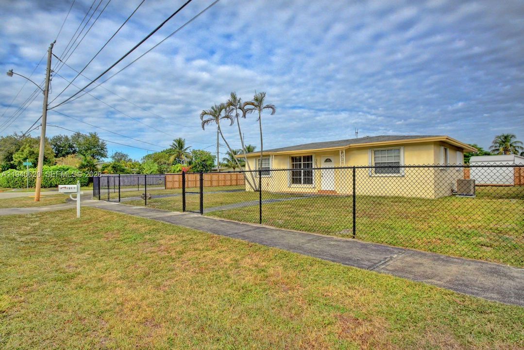 出租: $3,350 (4 贝兹, 2 浴室, 1373 平方英尺)