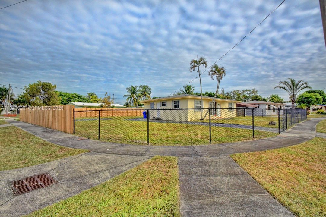 出租: $3,350 (4 贝兹, 2 浴室, 1373 平方英尺)