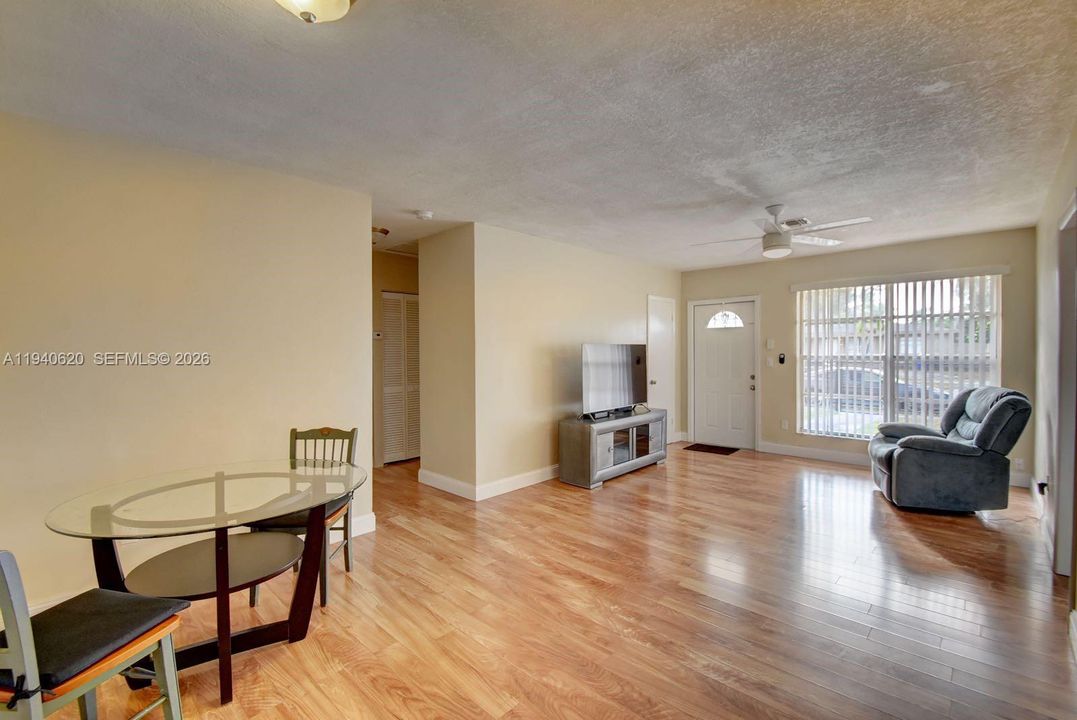 出租: $3,350 (4 贝兹, 2 浴室, 1373 平方英尺)