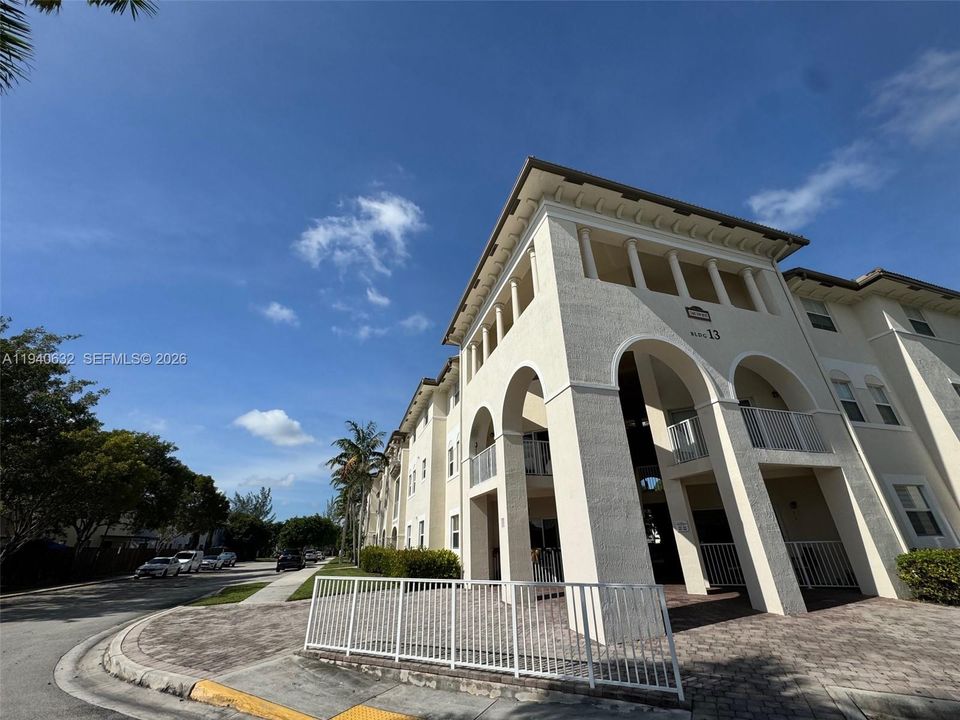 В аренду: $2,800 (3 спален, 2 ванн, 1207 Квадратных фут)