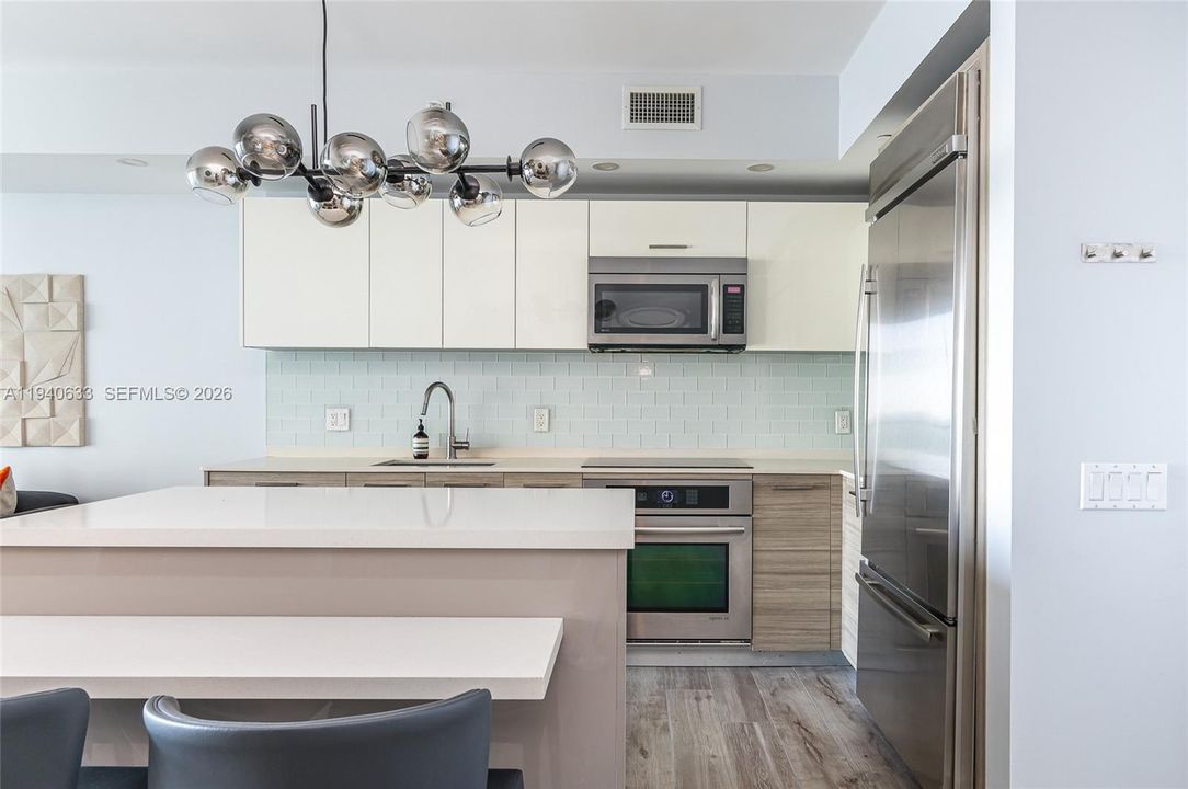 For Rent: $6,300 (2 beds, 2 baths, 997 Square Feet)