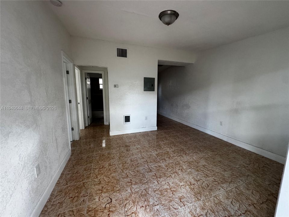 For Rent: $1,800 (2 beds, 1 baths, 1929 Square Feet)