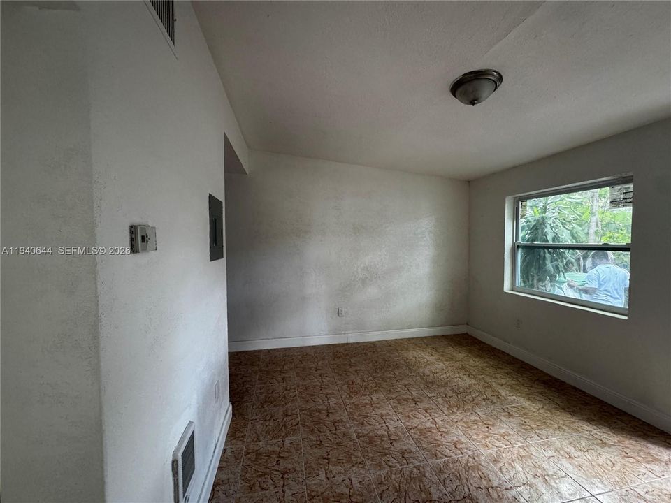 For Rent: $1,800 (2 beds, 1 baths, 1929 Square Feet)