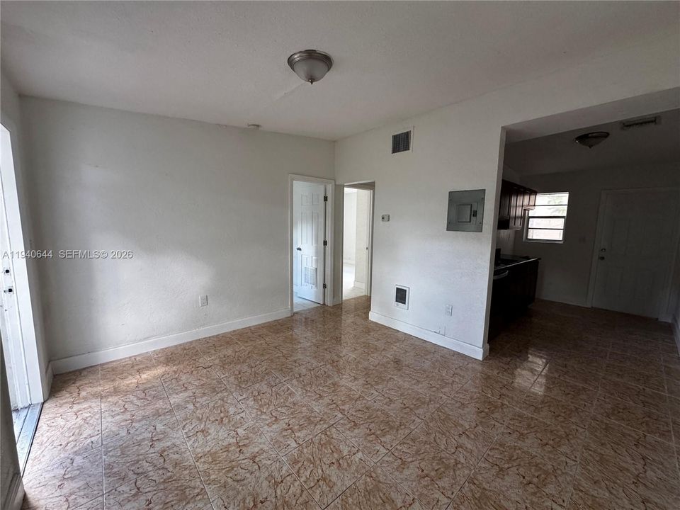 For Rent: $1,800 (2 beds, 1 baths, 1929 Square Feet)