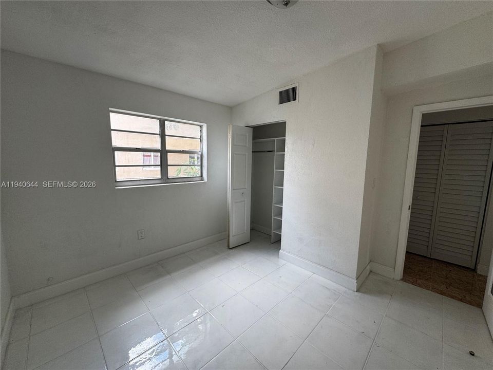For Rent: $1,800 (2 beds, 1 baths, 1929 Square Feet)