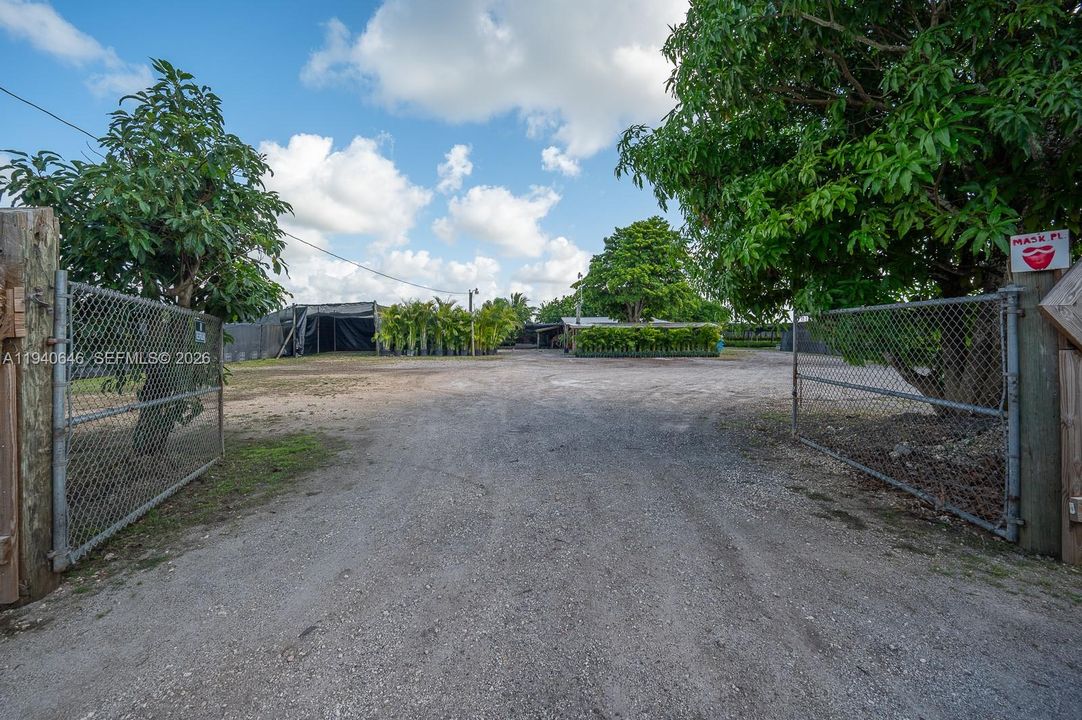 待售: $1,200,000 (5.00 acres)