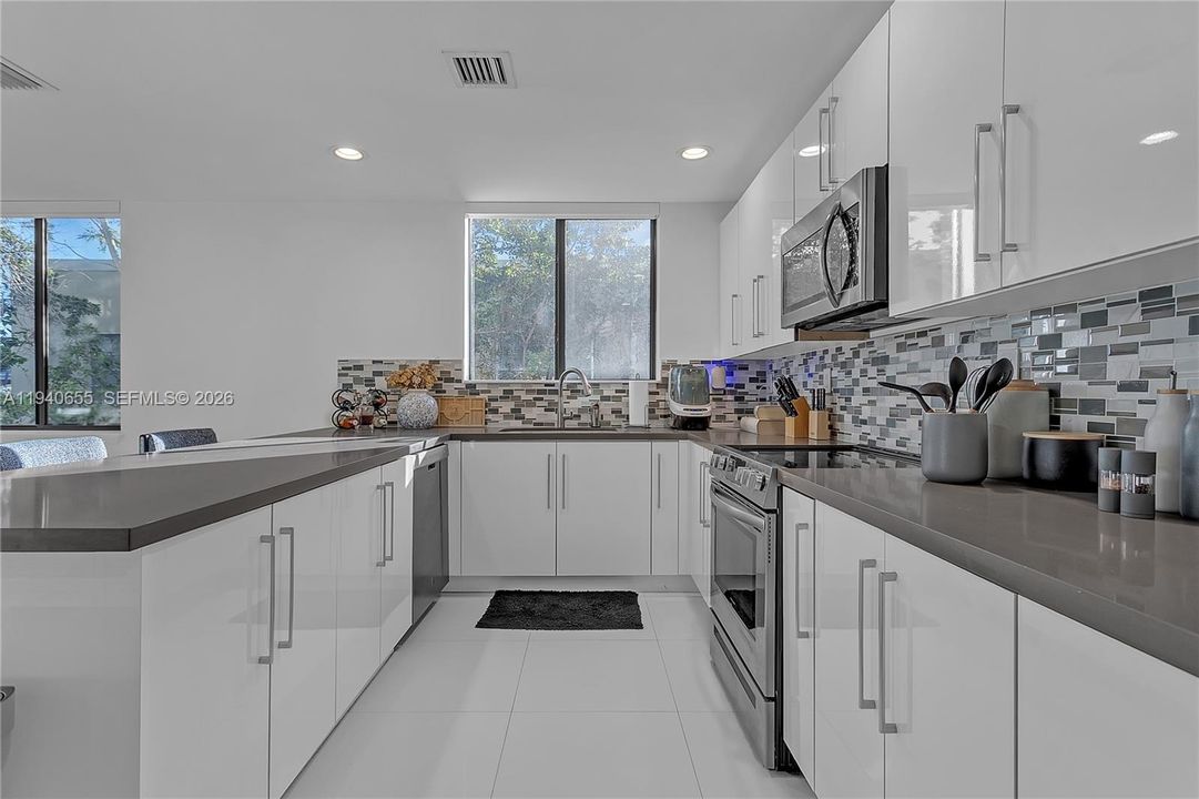 For Sale: $899,000 (2 beds, 2 baths, 1848 Square Feet)