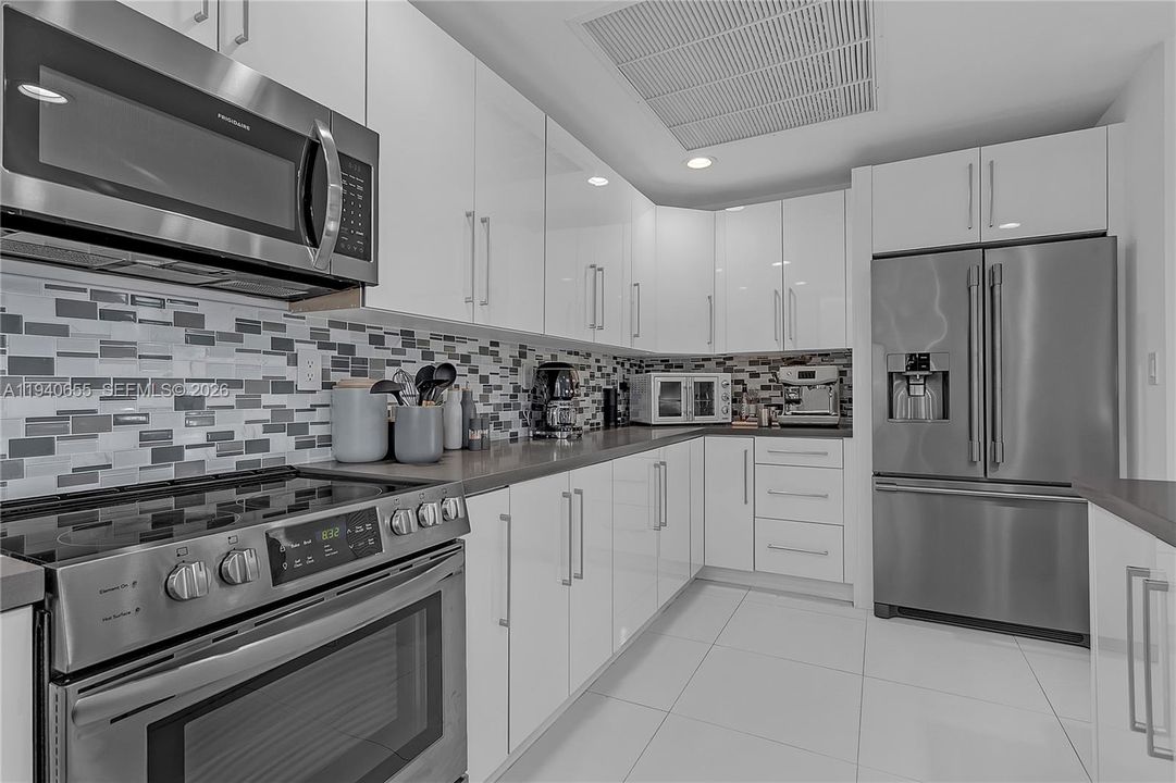 For Sale: $899,000 (2 beds, 2 baths, 1848 Square Feet)