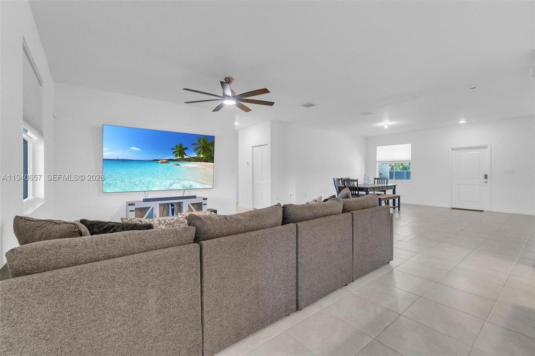 For Sale: $810,000 (4 beds, 3 baths, 2412 Square Feet)