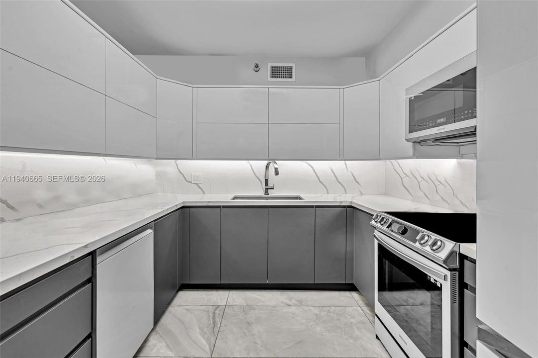 На продажу: $474,900 (2 спален, 2 ванн, 1181 Квадратных фут)