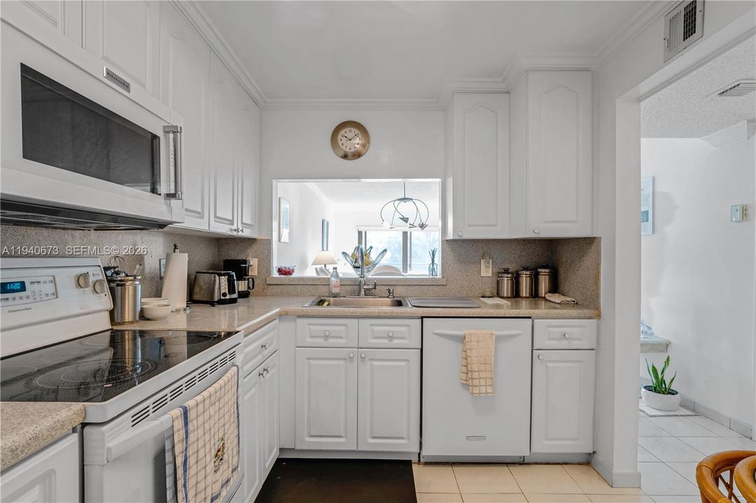 На продажу: $399,000 (2 спален, 2 ванн, 1175 Квадратных фут)