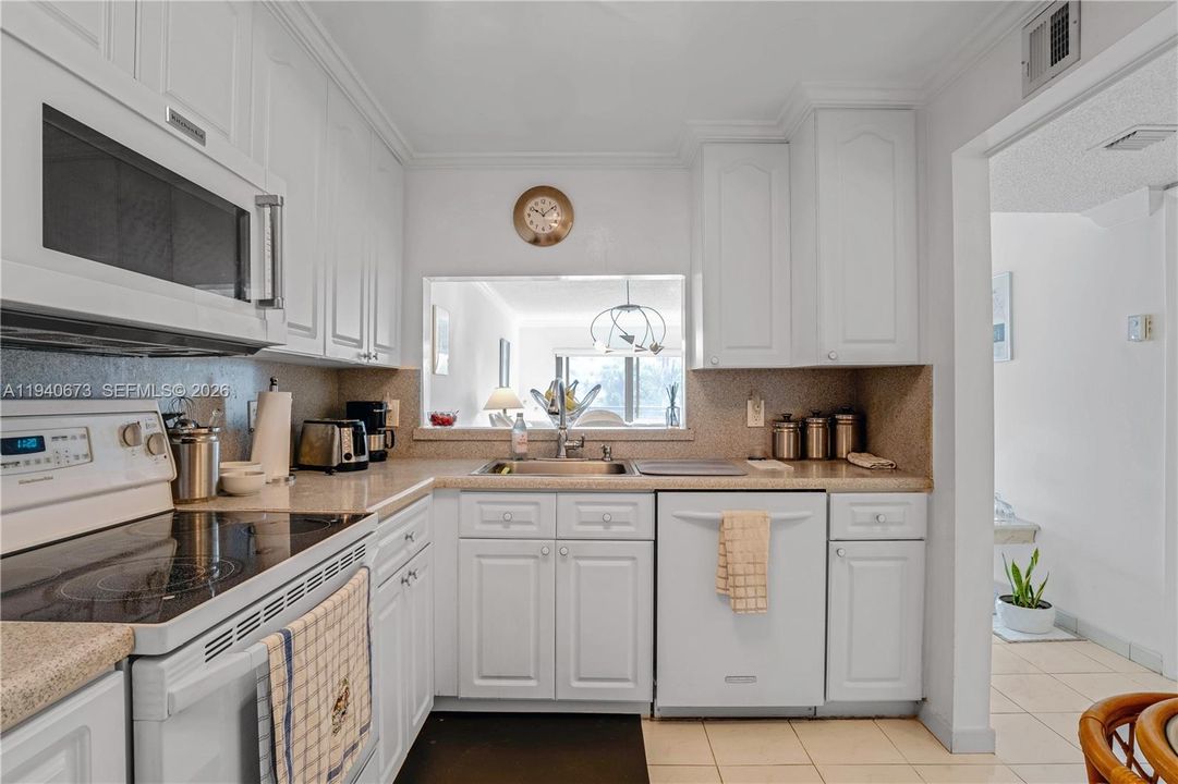 На продажу: $399,000 (2 спален, 2 ванн, 1175 Квадратных фут)