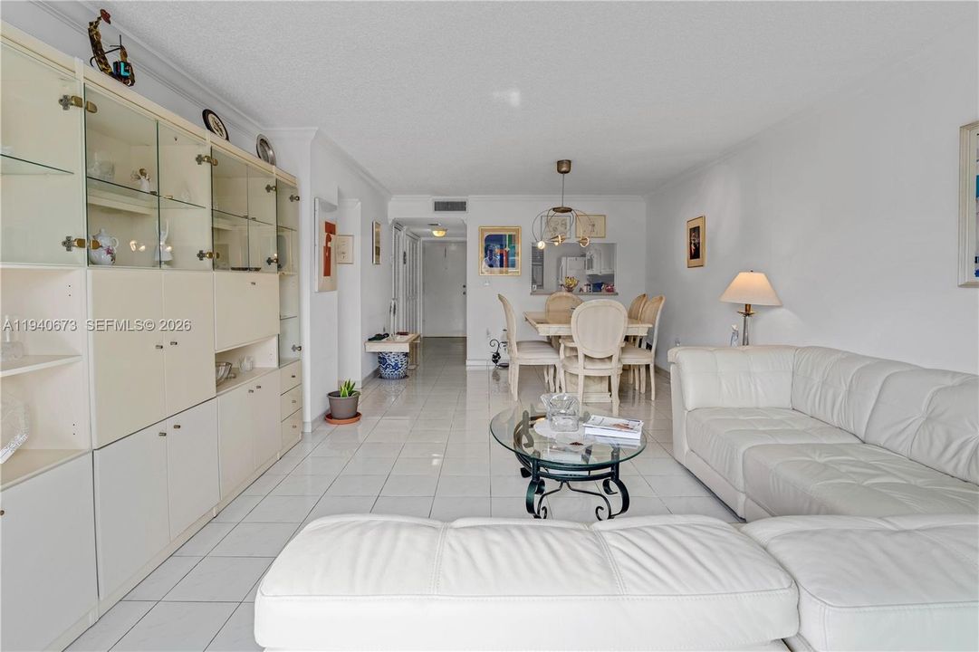 На продажу: $399,000 (2 спален, 2 ванн, 1175 Квадратных фут)