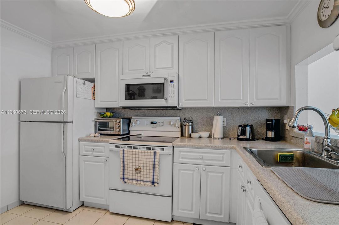 На продажу: $399,000 (2 спален, 2 ванн, 1175 Квадратных фут)