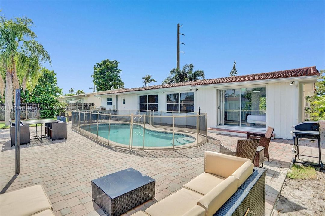 待售: $875,000 (5 贝兹, 3 浴室, 2242 平方英尺)