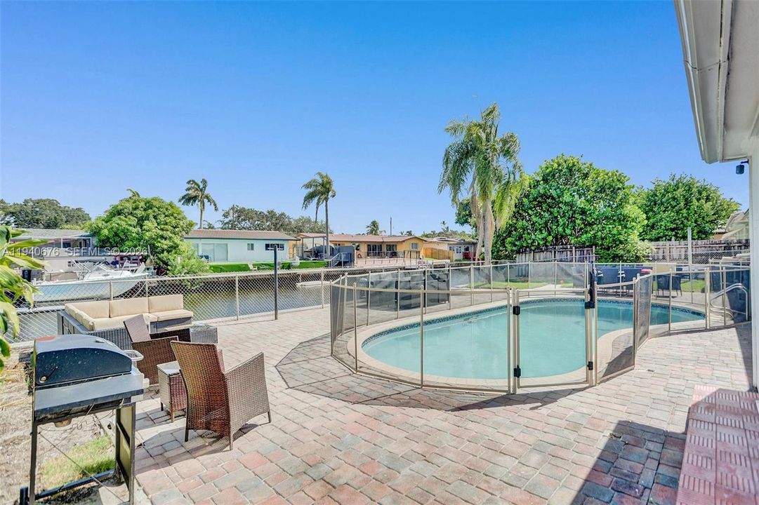 待售: $875,000 (5 贝兹, 3 浴室, 2242 平方英尺)