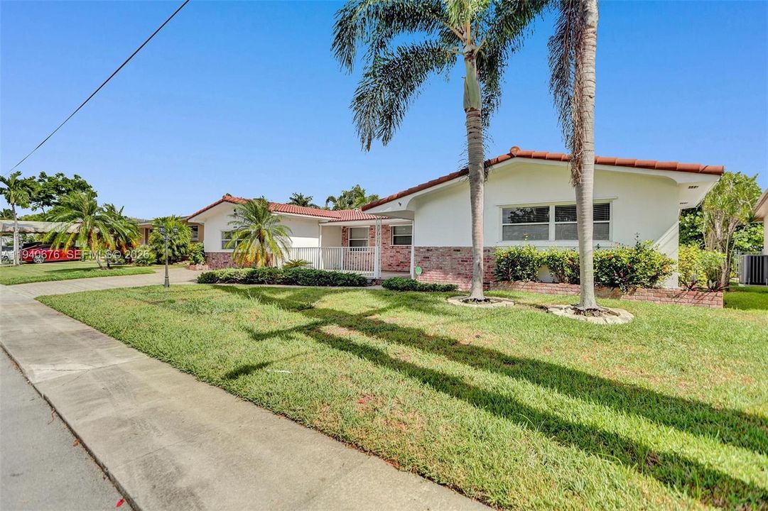 待售: $875,000 (5 贝兹, 3 浴室, 2242 平方英尺)