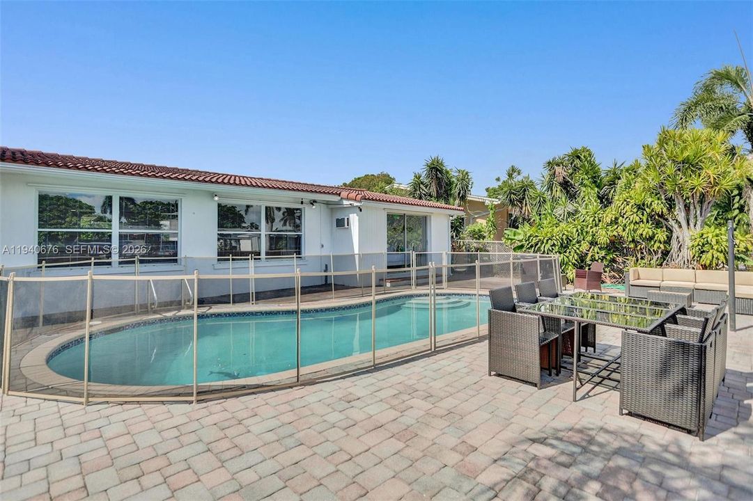 待售: $875,000 (5 贝兹, 3 浴室, 2242 平方英尺)