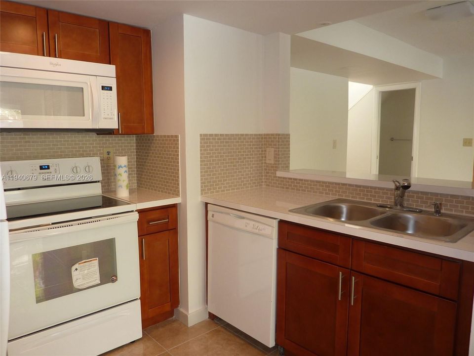 For Rent: $2,750 (2 beds, 2 baths, 1025 Square Feet)
