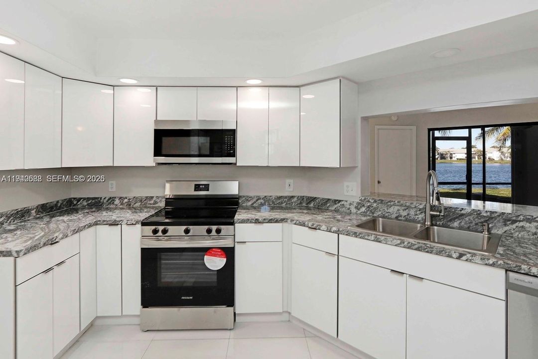 For Sale: $229,900 (2 beds, 2 baths, 970 Square Feet)