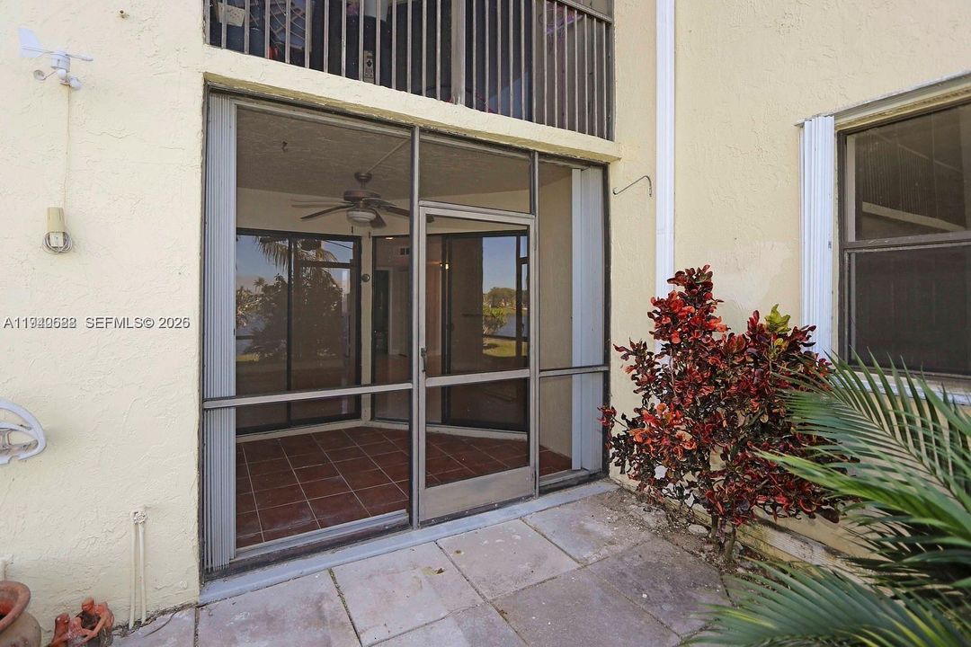 For Sale: $229,900 (2 beds, 2 baths, 970 Square Feet)