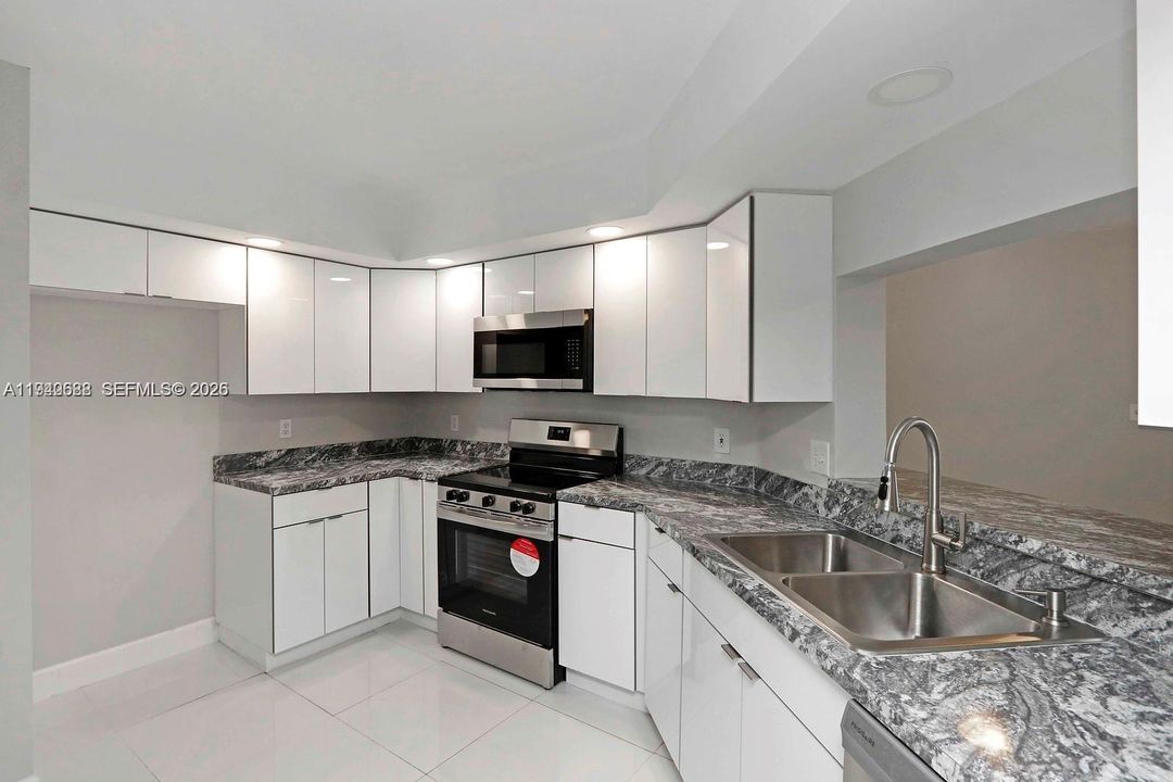 For Sale: $229,900 (2 beds, 2 baths, 970 Square Feet)