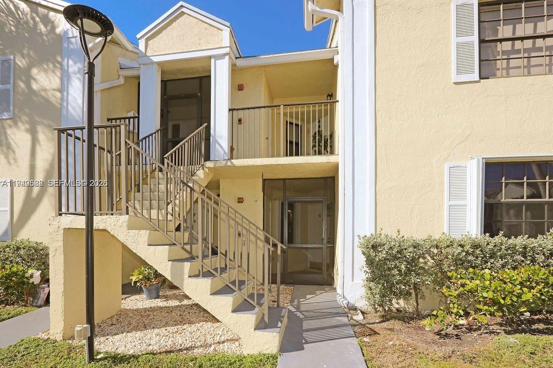 For Sale: $229,900 (2 beds, 2 baths, 970 Square Feet)