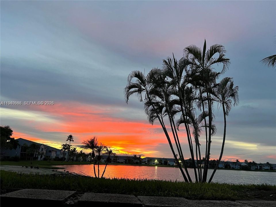 For Sale: $229,900 (2 beds, 2 baths, 970 Square Feet)