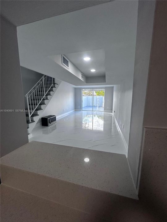 For Rent: $2,500 (2 beds, 1 baths, 1208 Square Feet)