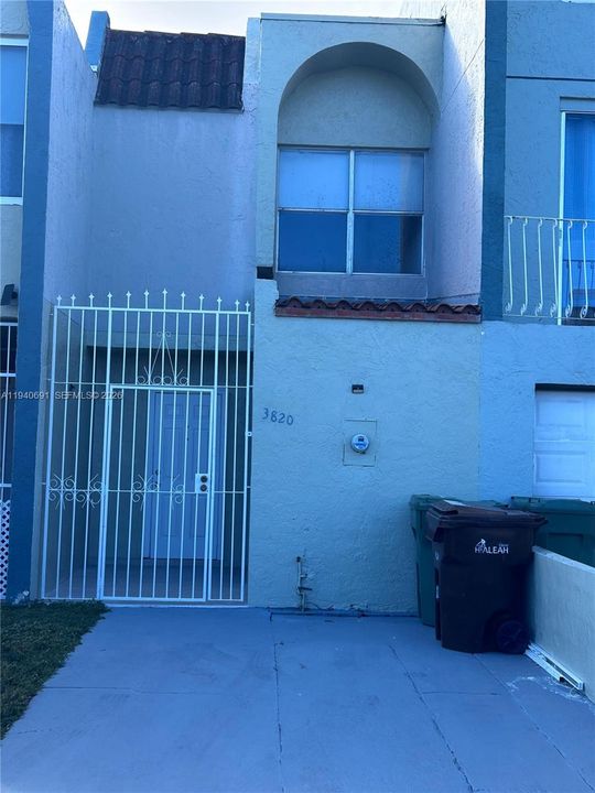 For Rent: $2,500 (2 beds, 1 baths, 1208 Square Feet)