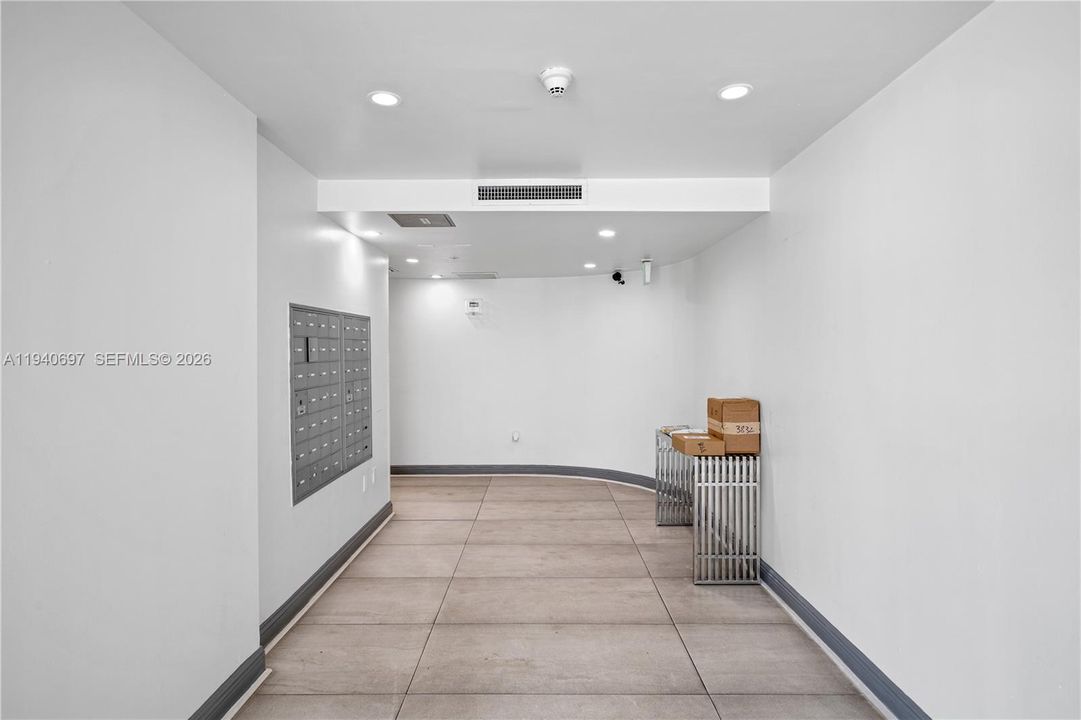 For Rent: $2,800 (1 beds, 1 baths, 939 Square Feet)