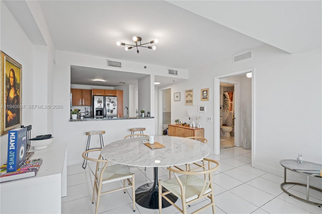 For Rent: $2,800 (1 beds, 1 baths, 939 Square Feet)