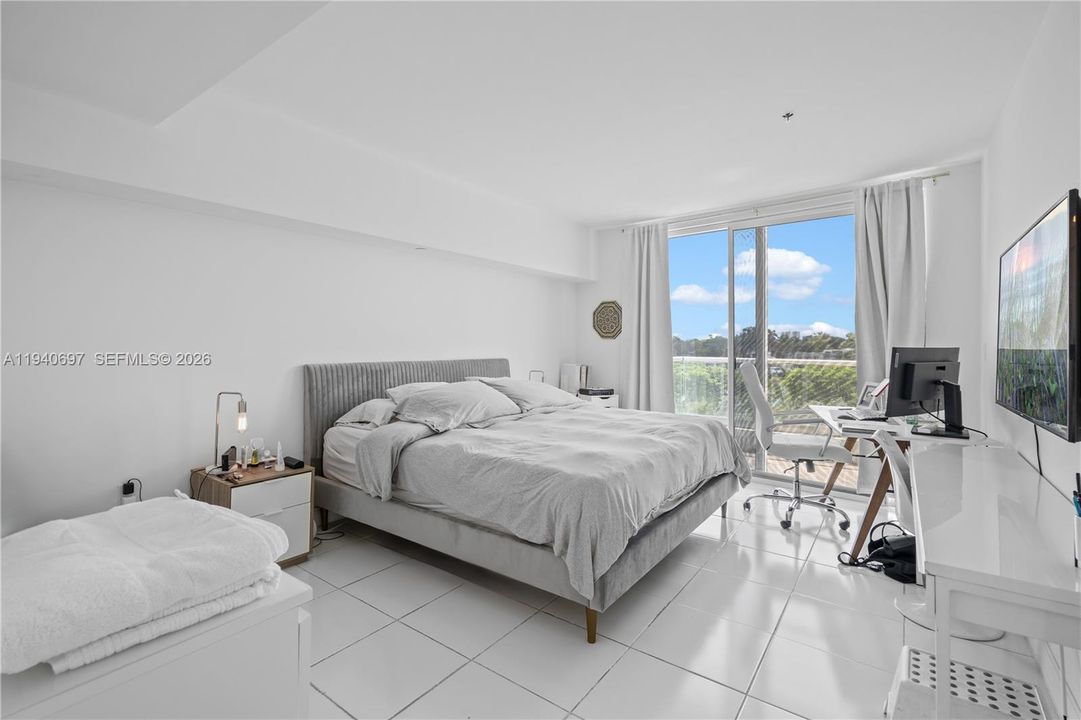 For Rent: $2,800 (1 beds, 1 baths, 939 Square Feet)