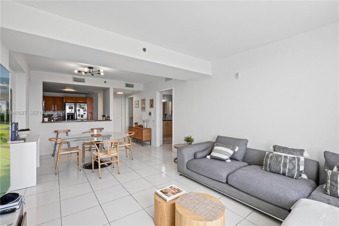 For Rent: $2,800 (1 beds, 1 baths, 939 Square Feet)