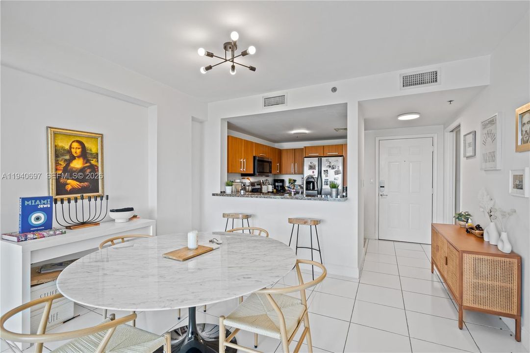 For Rent: $2,800 (1 beds, 1 baths, 939 Square Feet)