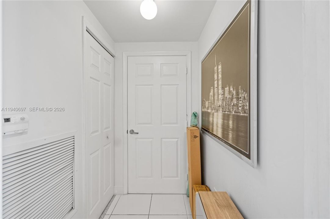 For Rent: $2,800 (1 beds, 1 baths, 939 Square Feet)