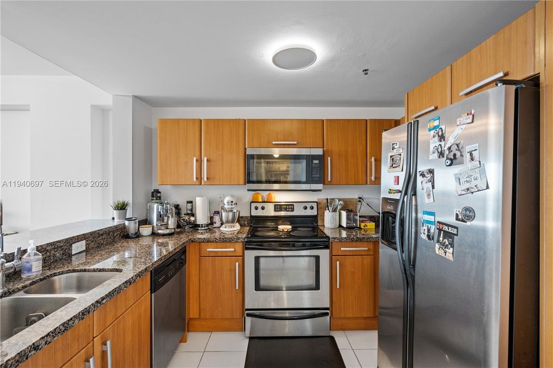 For Rent: $2,800 (1 beds, 1 baths, 939 Square Feet)